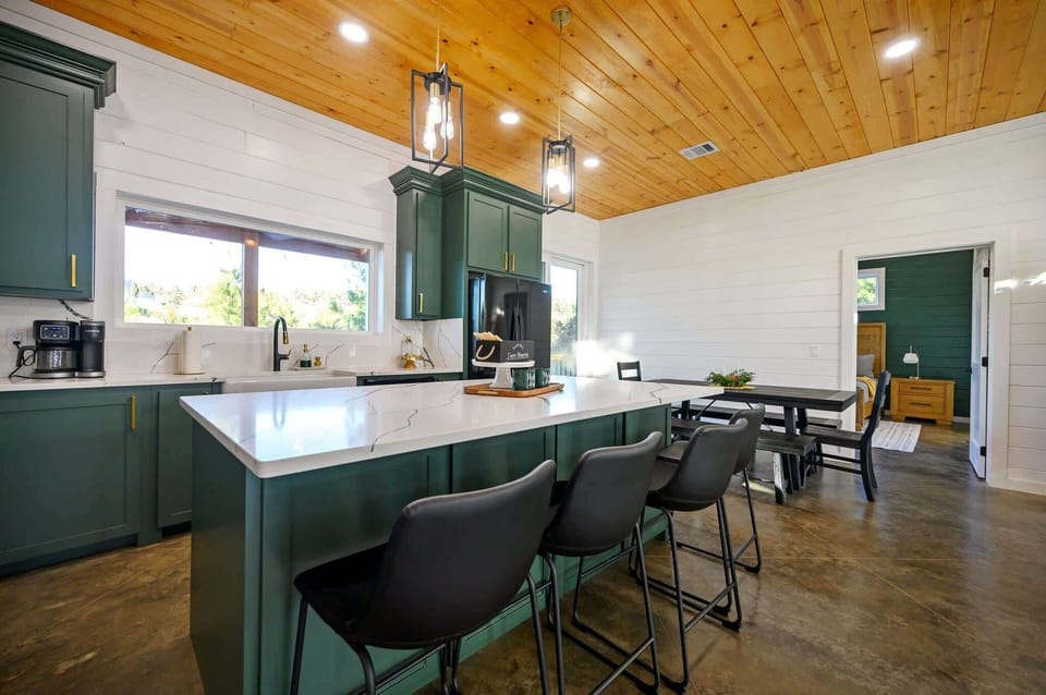 Cabin, Multiple Beds, Hot Tub, Garden View (Hidden Pearl) | Dining