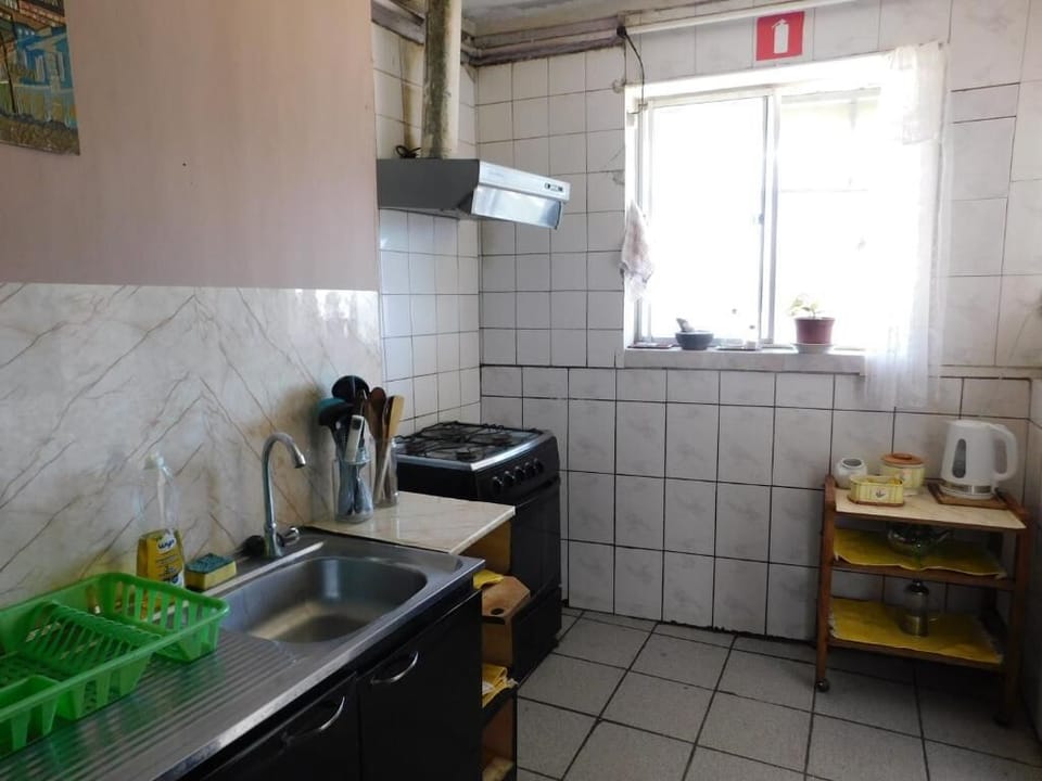 Full-size fridge, microwave, oven, stovetop