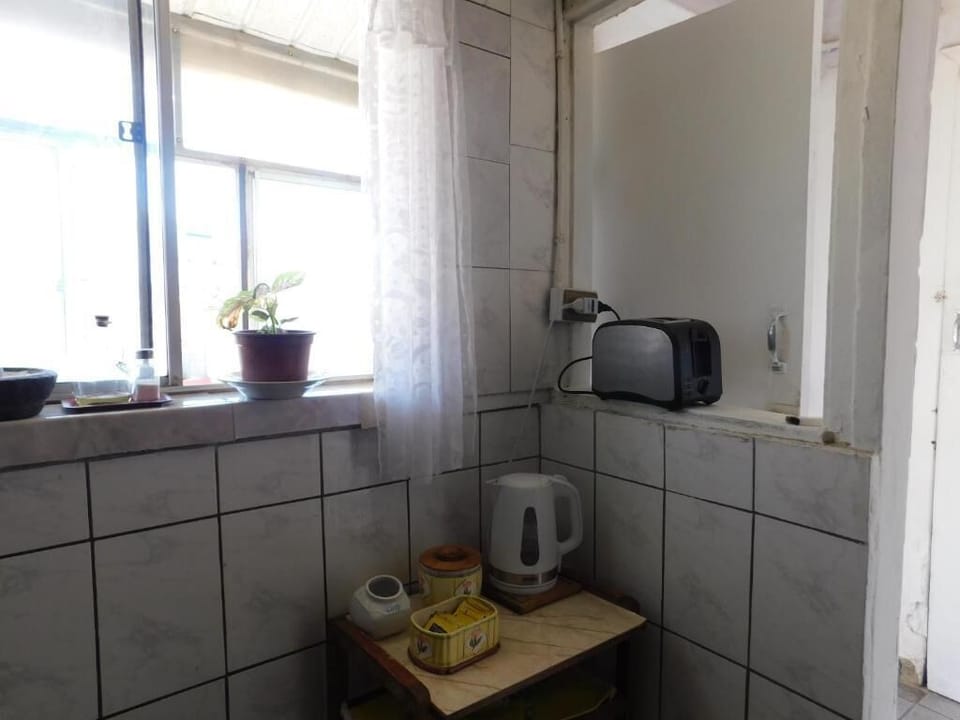 Full-size fridge, microwave, oven, stovetop