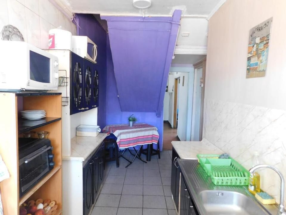 Full-size fridge, microwave, oven, stovetop