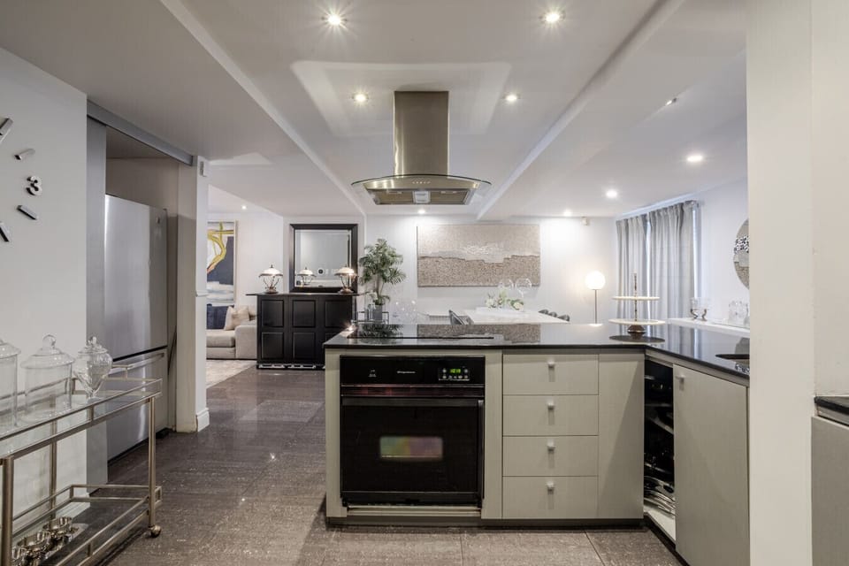 Kitchen: Modern layout with everything at your fingertips
