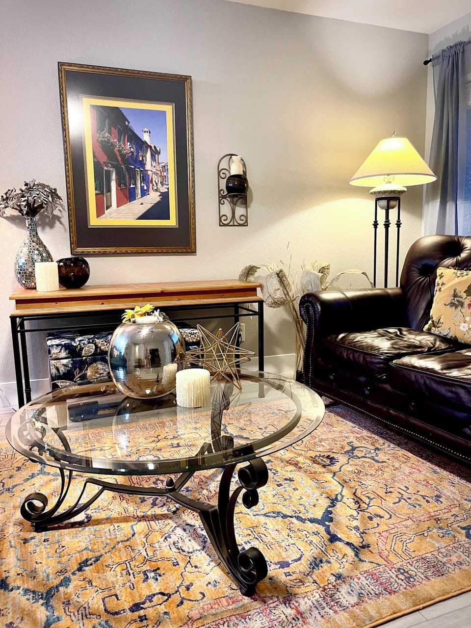 Living room has a smart TV & children’s games