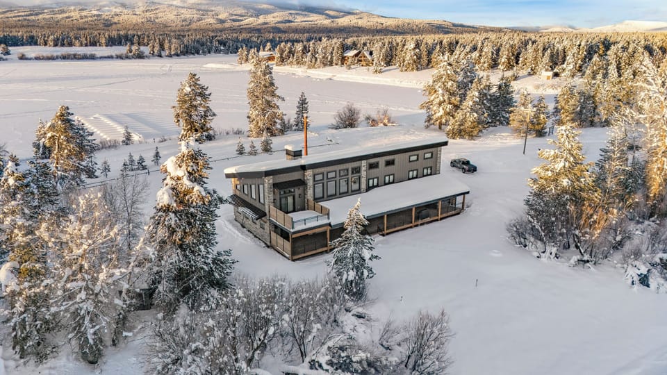Lake views from both sides of the cabin! 