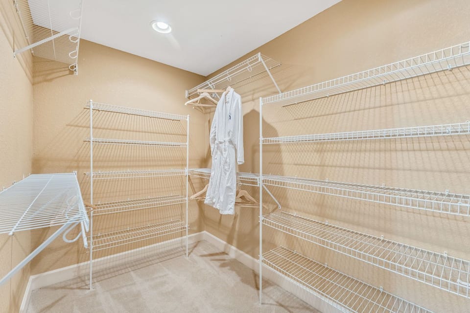 Organize your belongings in bedroom 2, in this closet with plenty of space. 