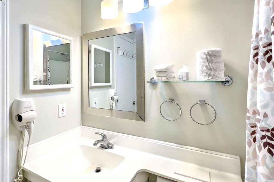 Full size bathroom, 