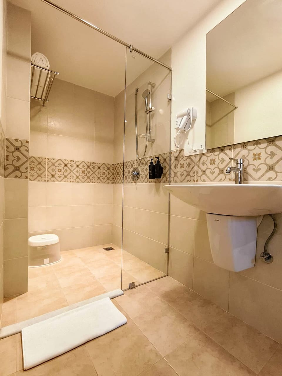 Premium Room with Balcony | Bathroom | Shower, free toiletries, hair dryer, slippers