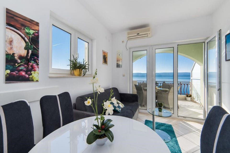Apartment (One Bedroom Apartment 2) | Dining room