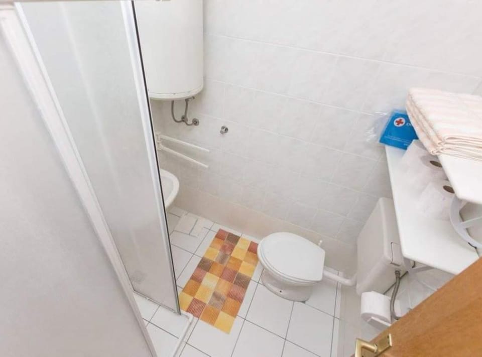 Apartment (Four Bedroom Apartment) | Bathroom | Shower, towels