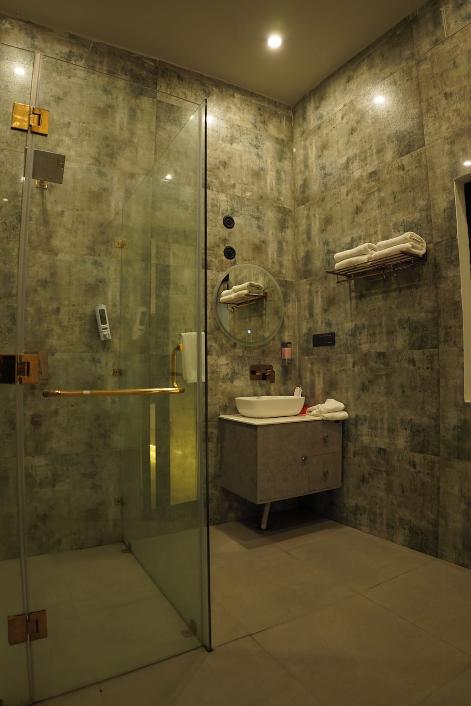 Suite | Bathroom | Shower, free toiletries, hair dryer, bathrobes
