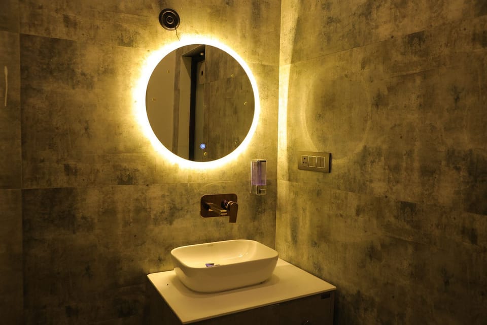 Suite | Bathroom | Shower, free toiletries, hair dryer, bathrobes
