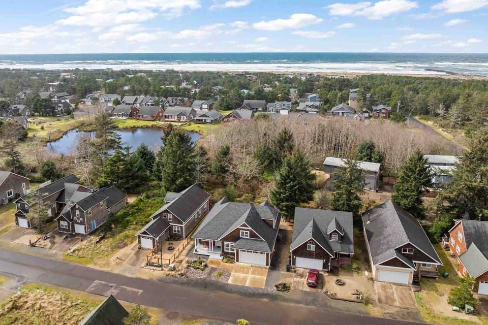 The Nedonna Nest is at the north end of Rockaway Beach at the mouth of the Nehalem River.