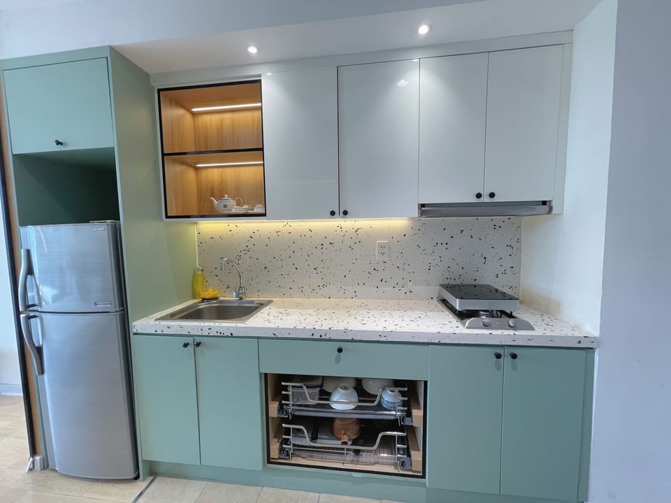Comfort Apartment, City View | Private kitchen | Fridge, microwave, stovetop, cookware/dishes/utensils