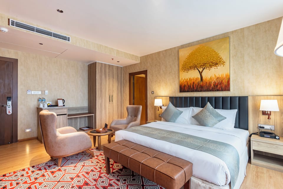 Deluxe King Room | Hypo-allergenic bedding, desk, laptop workspace, soundproofing