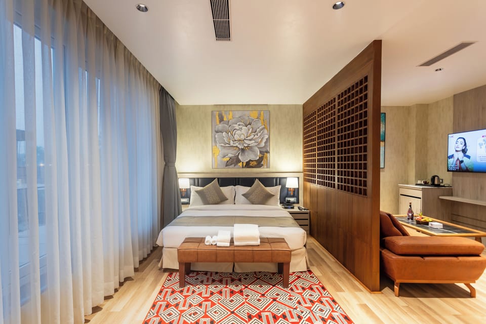 Suite Room | Hypo-allergenic bedding, desk, laptop workspace, soundproofing