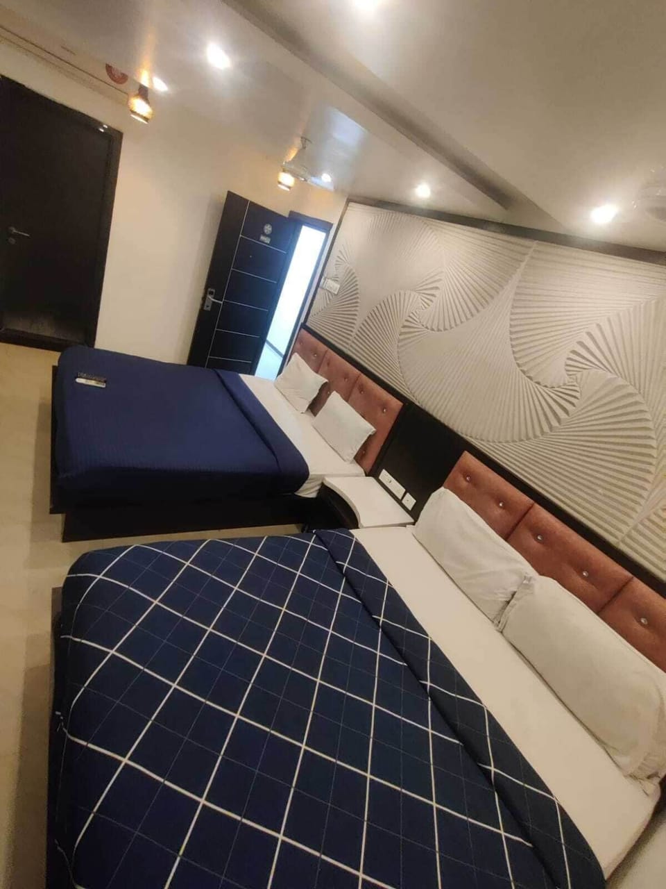 Suite | Egyptian cotton sheets, premium bedding, desk, free WiFi