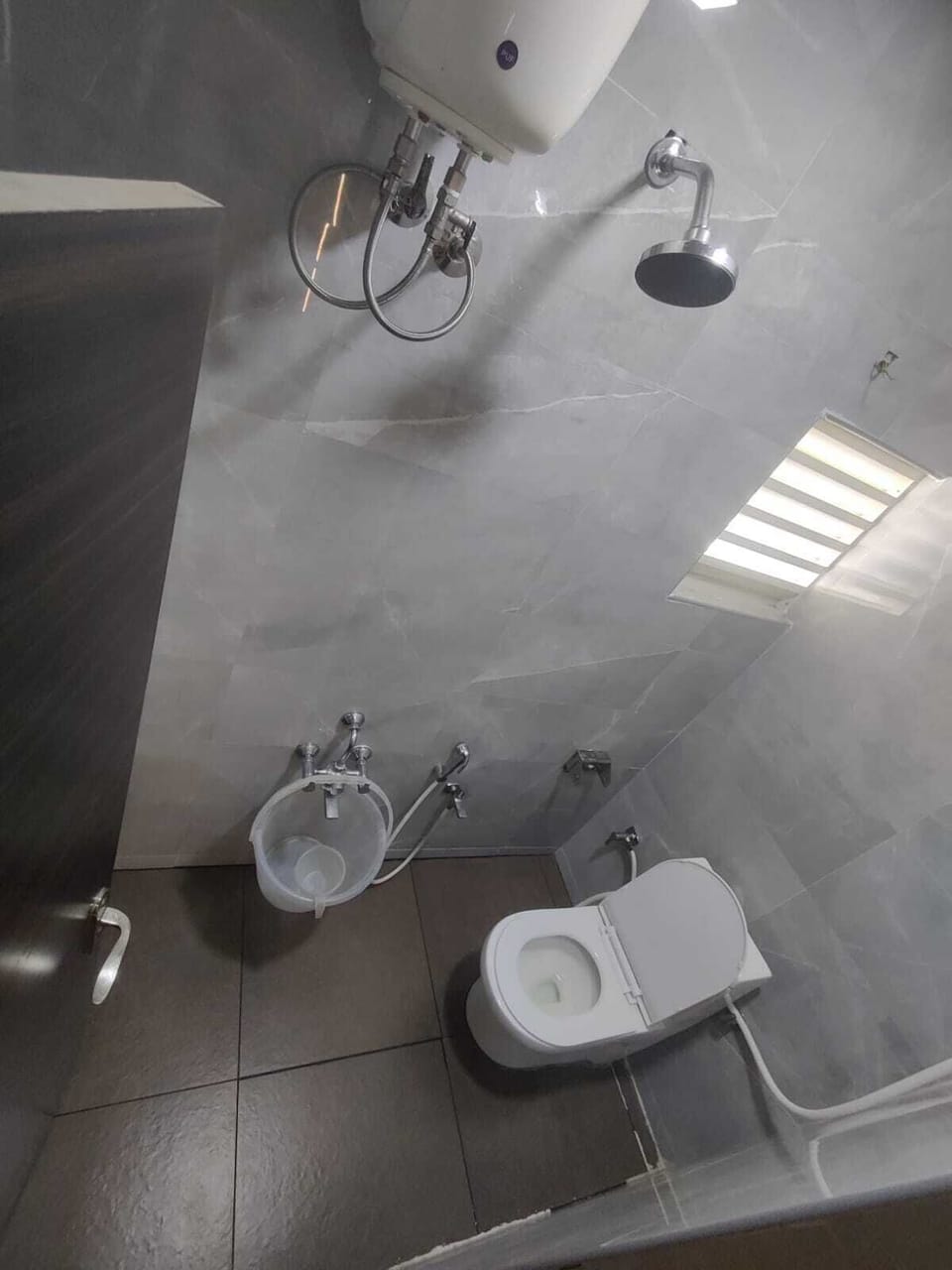 Deluxe Suite | Bathroom | Shower, rainfall showerhead, towels, soap