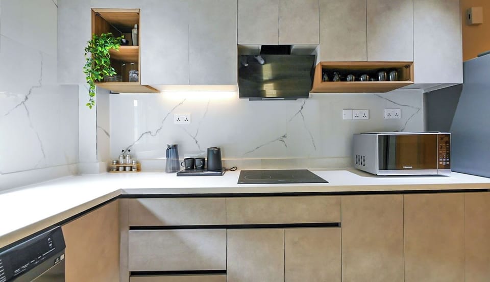 Executive Apartment, 2 Bedrooms, Mountain View, Mountainside | Private kitchen | Dining table
