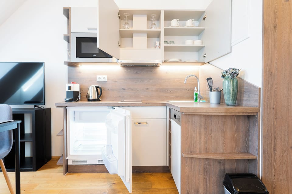 Royal Quadruple Room, Balcony | Private kitchen | Mini-fridge, microwave, stovetop, coffee/tea maker