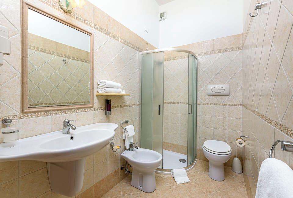 Double Room, Balcony, City View | Bathroom | Shower, hair dryer, bidet, towels