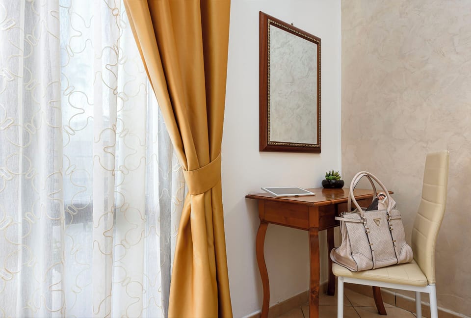 Comfort Triple Room | In-room safe, desk, blackout drapes, soundproofing