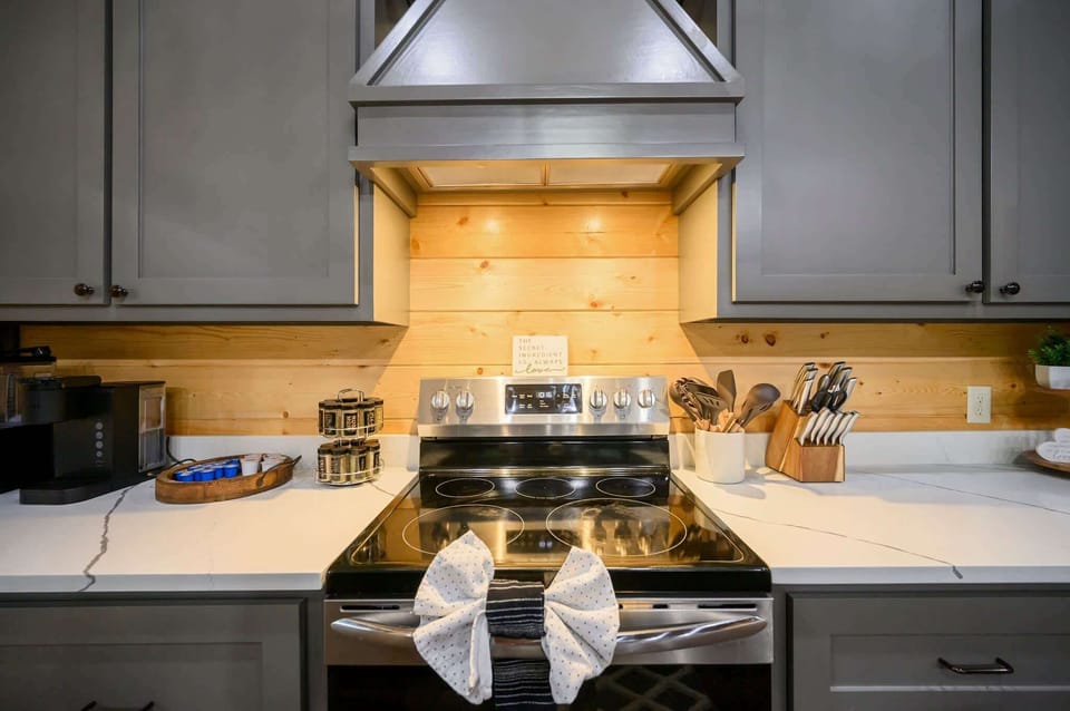 Cabin, 1 King Bed with Sofa bed, Hot Tub, Garden View (Red Fern Cabin) | Private kitchen | Fridge, microwave, oven, stovetop