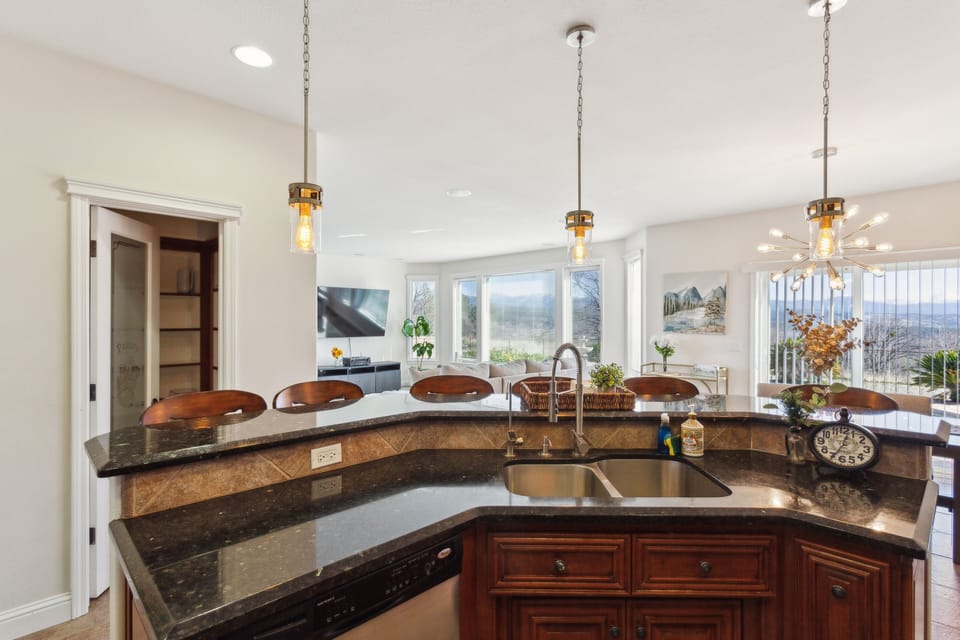 House, 4 Bedrooms | Private kitchen | Coffee/tea maker, fridge, oven, electric kettle