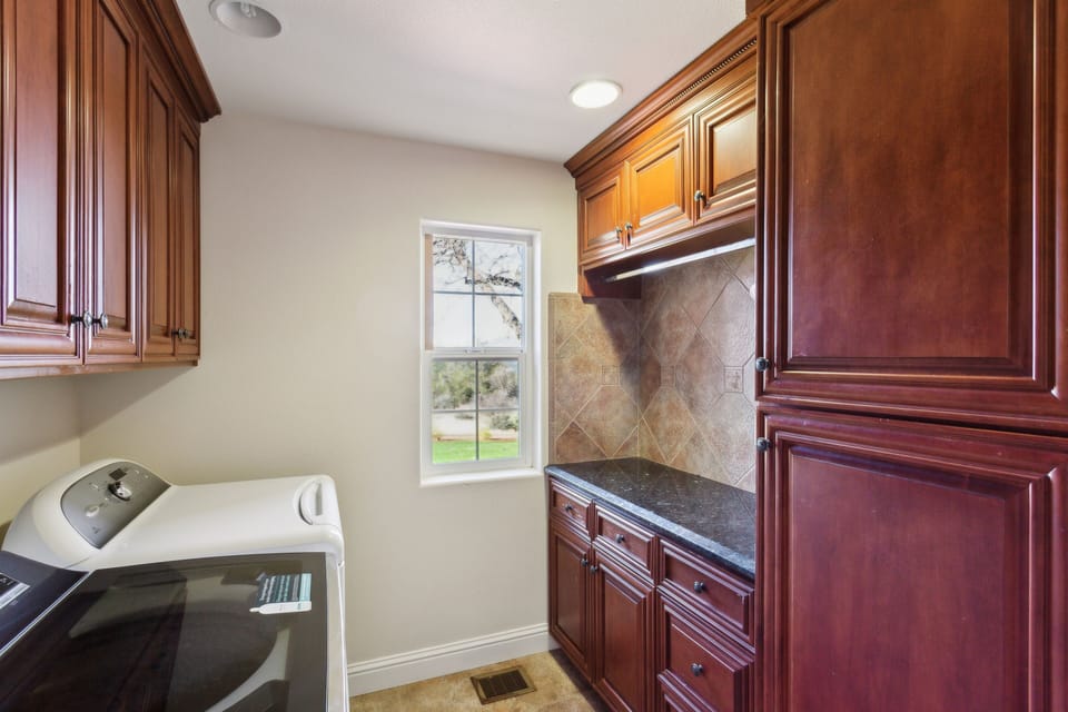 House, 4 Bedrooms | Private kitchen | Coffee/tea maker, fridge, oven, electric kettle