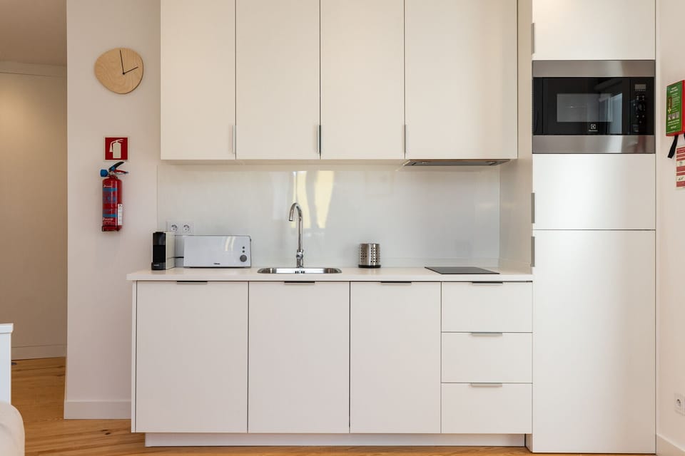 Microwave, dishwasher, coffee/tea maker, cookware/dishes/utensils
