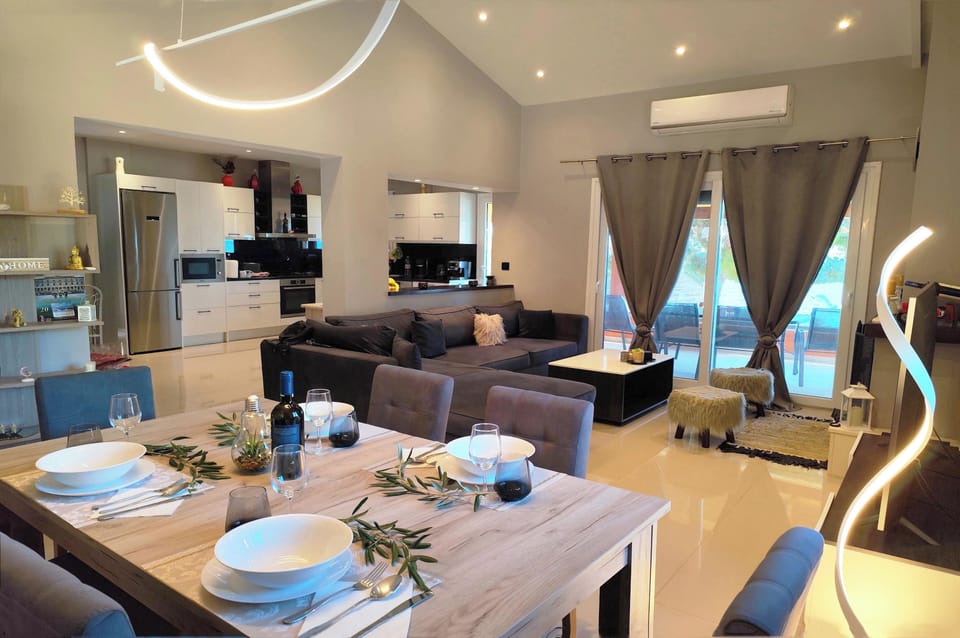 House, 2 Bedrooms, Smoking, Balcony | Dining room