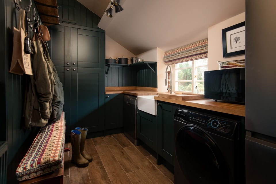 Wrays Cottage - the utility boot room with plenty of storage