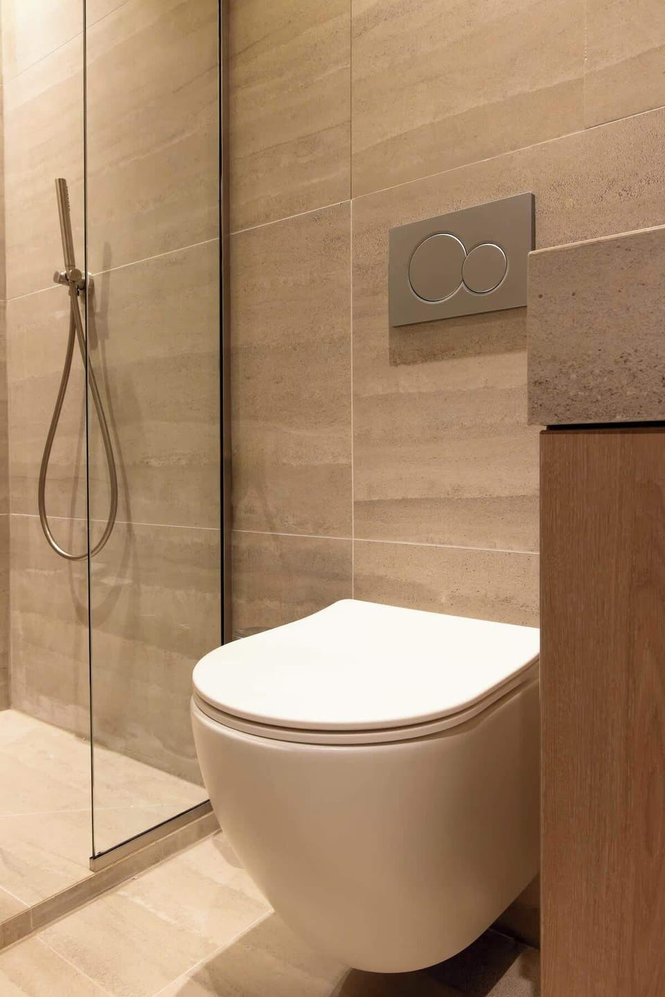 Une salle d'eau moderne avec lavabo, douche à l'italienne et WC 
