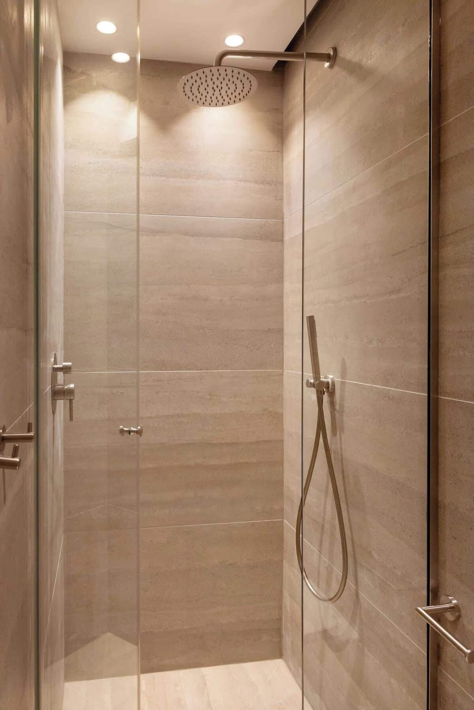 Une salle d'eau moderne avec lavabo, douche à l'italienne et WC 