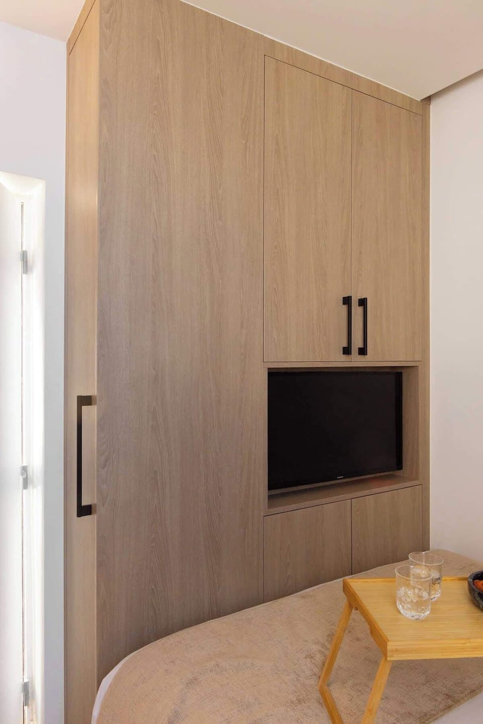  Une belle pièce à vivre avec un Lit Queen Size, une TV et une penderie.