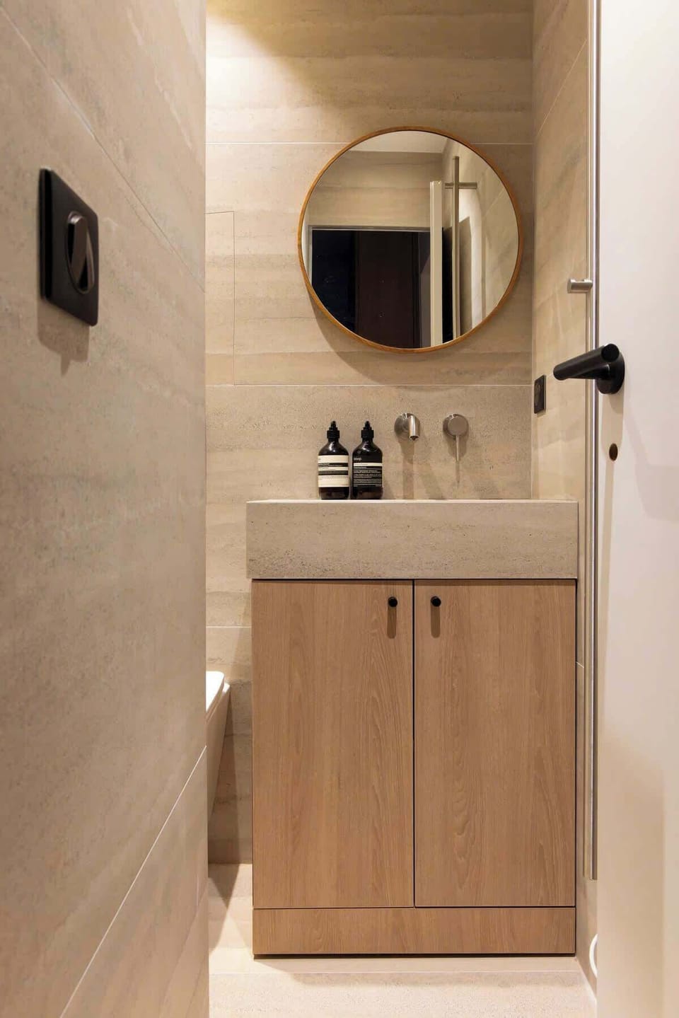 Une salle d'eau moderne avec lavabo, douche à l'italienne et WC 