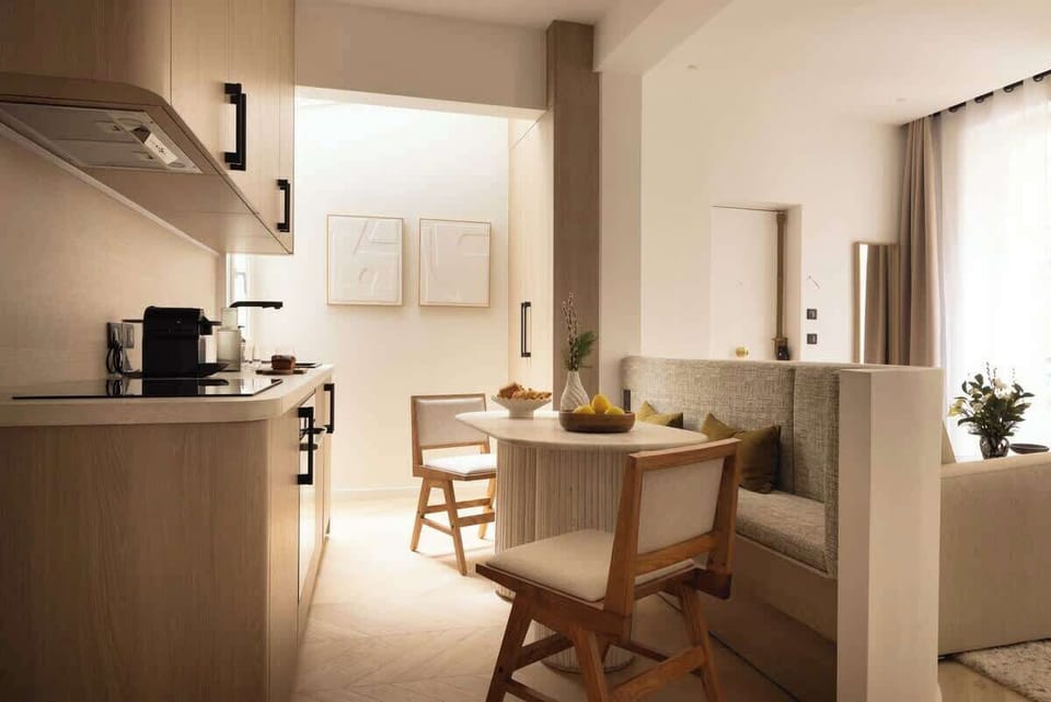 Cuisine ouverte sur la pièce à vivre, fonctionelle et toute équipée. Un espace repas agréable se trouve dans la cusine 