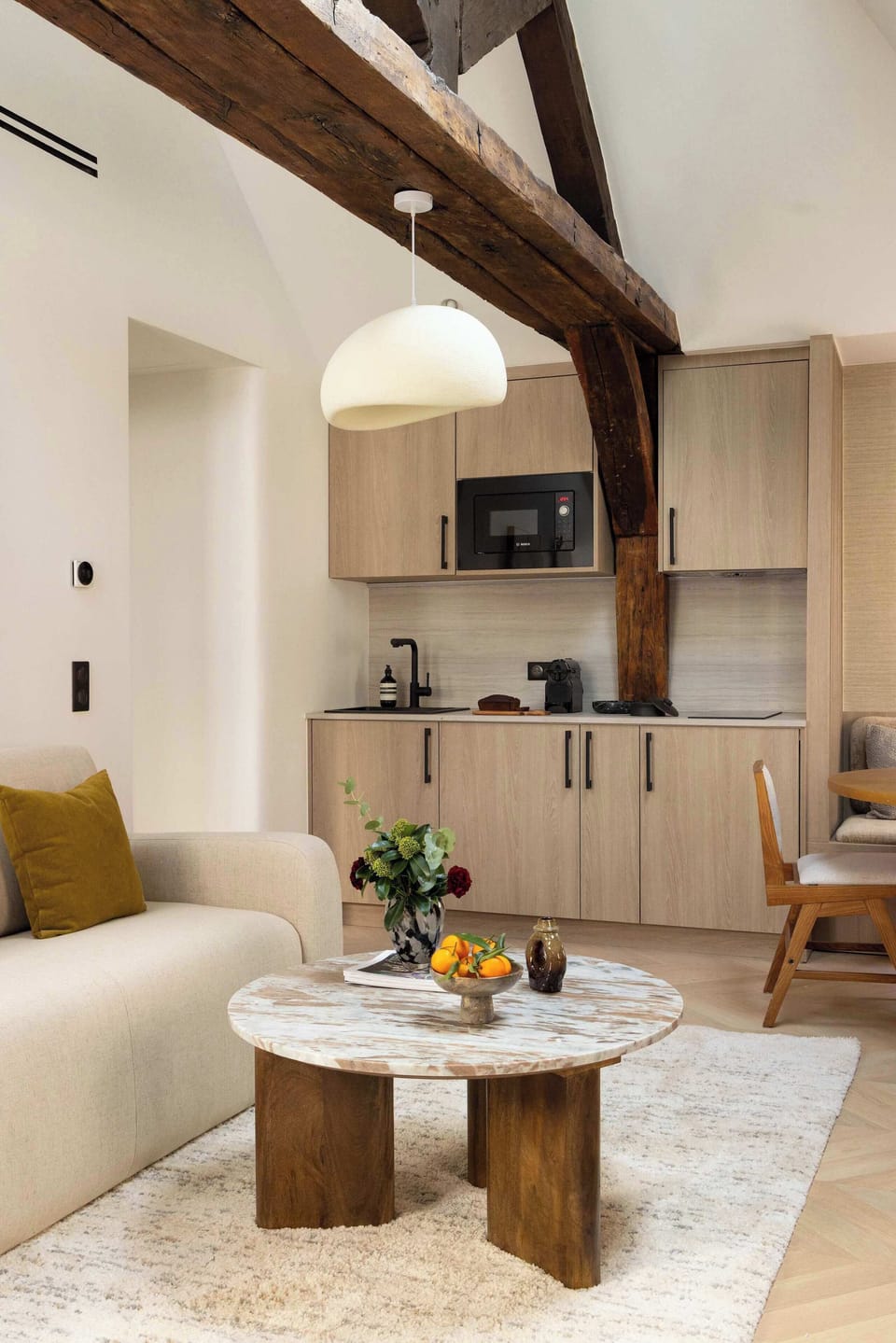Une pièce à vivre dotée d'un canapé convertible, une TV, une table d'appoint et une table à manger pour 6 personnes. 