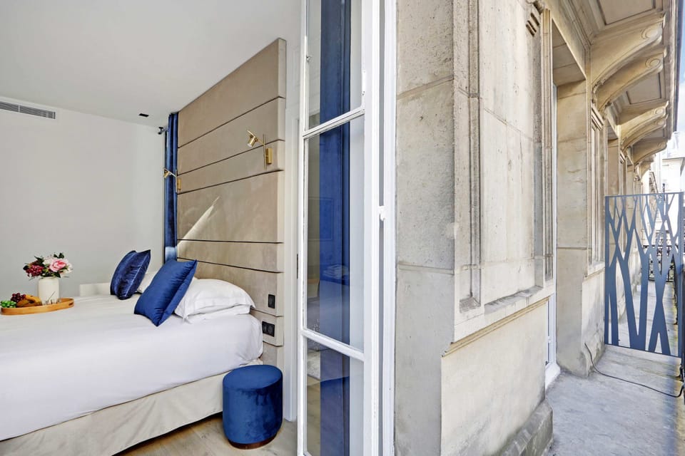  Une chambre avec un lit pour deux personnes assurant confort et praticité.