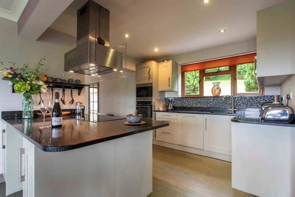 Contemporary kitchen with all mod cons