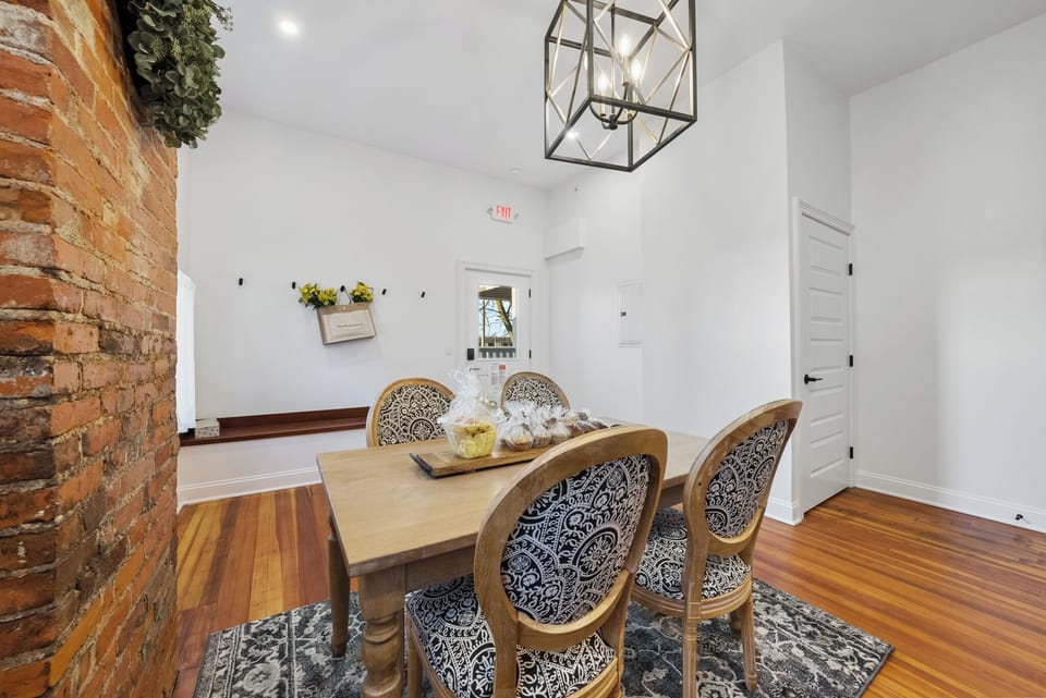 Kitchen & Dining