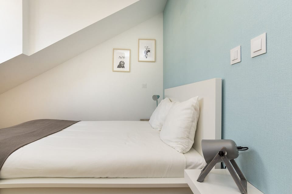 1 bedroom, bed sheets