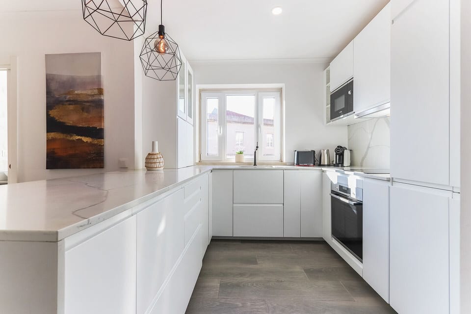 Microwave, oven, dishwasher, coffee/tea maker