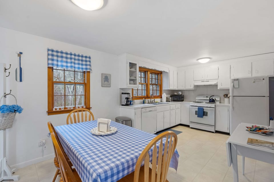 Start your mornings at this cozy dining table, perfect for family breakfasts or a relaxing cup of coffee.