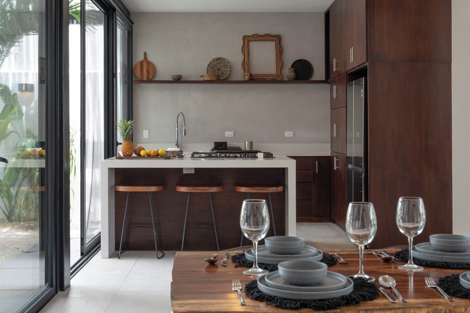 Deluxe House | Private kitchen | Full-size fridge, toaster, blender, cookware/dishes/utensils