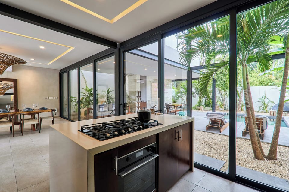 Deluxe House | Private kitchen | Full-size fridge, toaster, blender, cookware/dishes/utensils