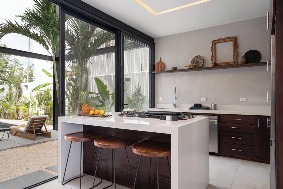 Deluxe House | Private kitchen | Full-size fridge, toaster, blender, cookware/dishes/utensils