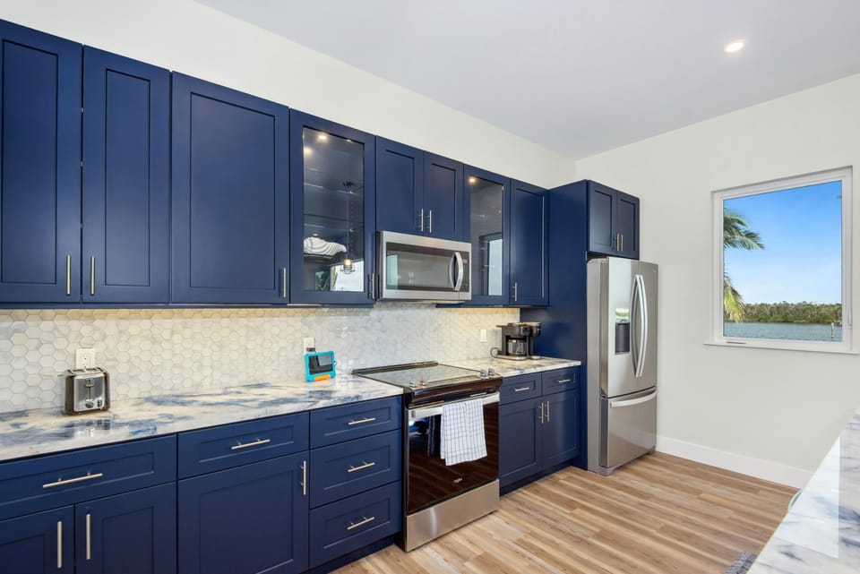 House, Multiple Beds (Blue Dolphin View) | Private kitchen | Oven, toaster
