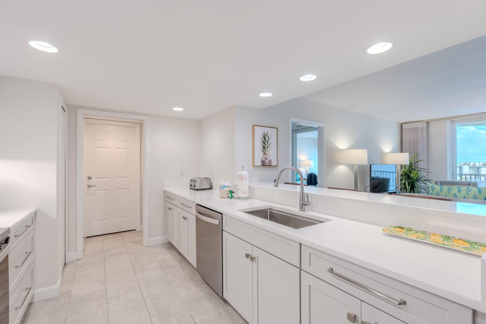 Condo, Multiple Beds (Gullwing #803) | Private kitchen | Oven, toaster