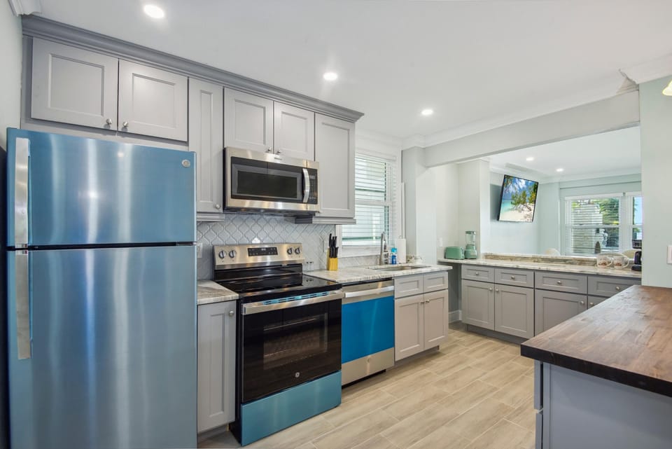 House, 2 Double Beds (Bayview Sunset Getaway B) | Private kitchen | Oven, toaster