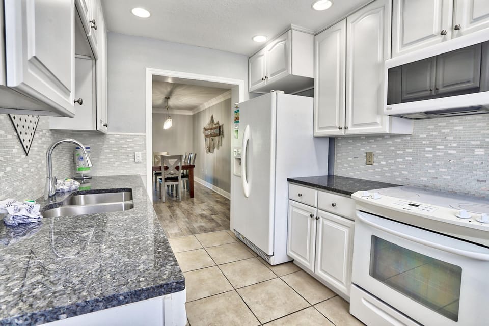 House, Multiple Beds (Sea Shell 28) | Private kitchen | Oven