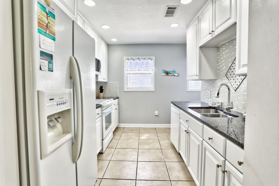 House, Multiple Beds (Sea Shell 28) | Private kitchen | Oven